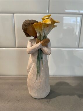 Willow Tree “With Gratitude “ Angel Holding Yellow Calla Lilies in Cream Dress